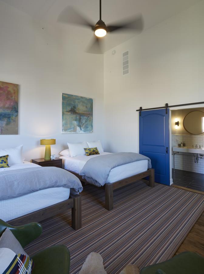 Kinn Guesthouse Bay View Мілвокі Екстер'єр фото